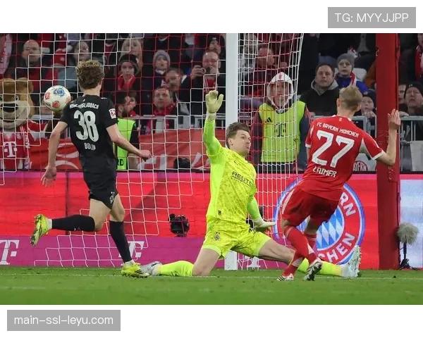 比赛第89分钟，拜仁小将帕夫洛维奇打入德甲处子球后激动落泪